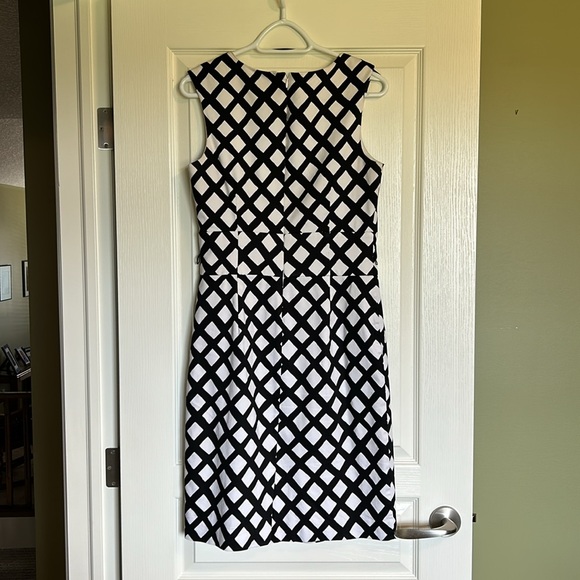 White black pattern dress - Picture 3 of 4
